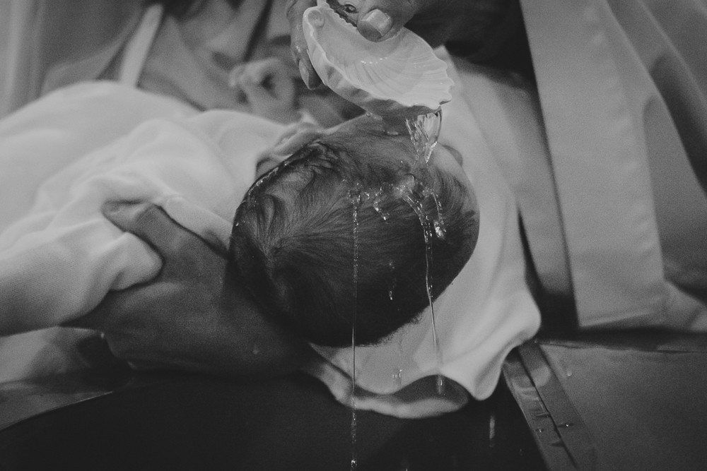 il battesimo di una bambina: fotografia in bianco e nero
