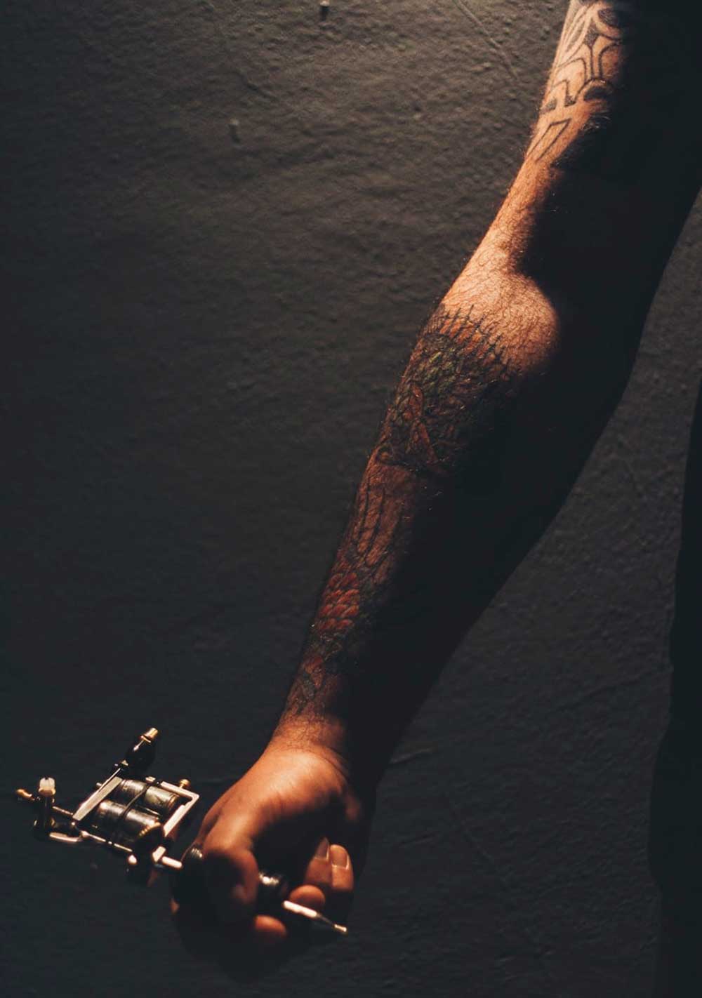 fotografia di un braccio di un tatuatore