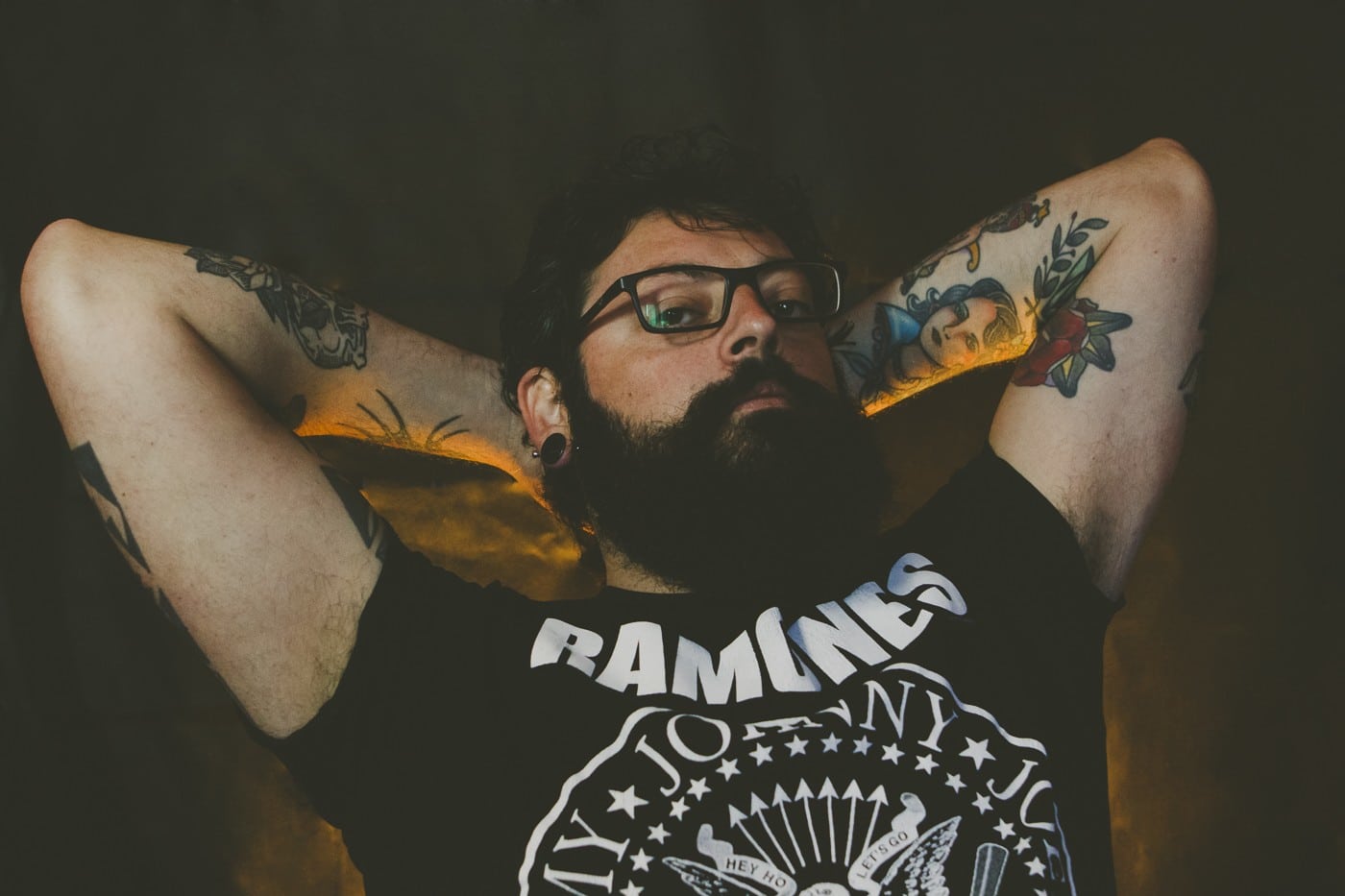fotografia del tatuatore Mario Corte, mani incrociate dietro la testa