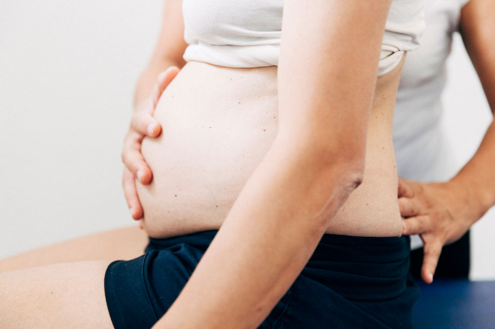 osteopata terapia manuale donna in gravidanza