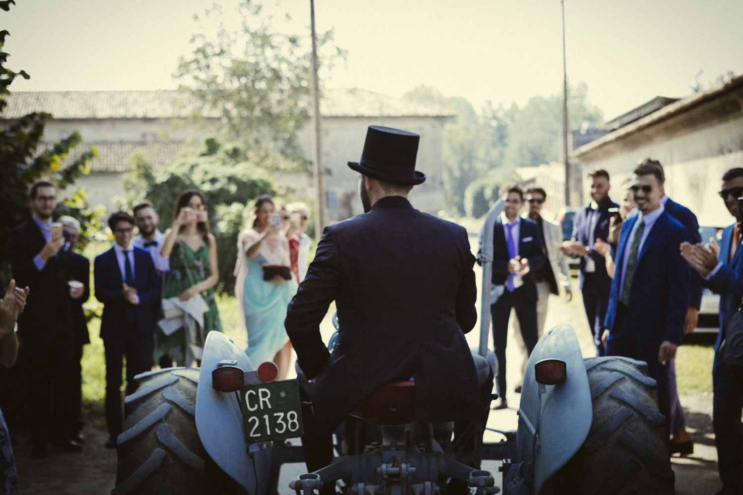 lo sposo arriva alla cerimonia con un trattore
