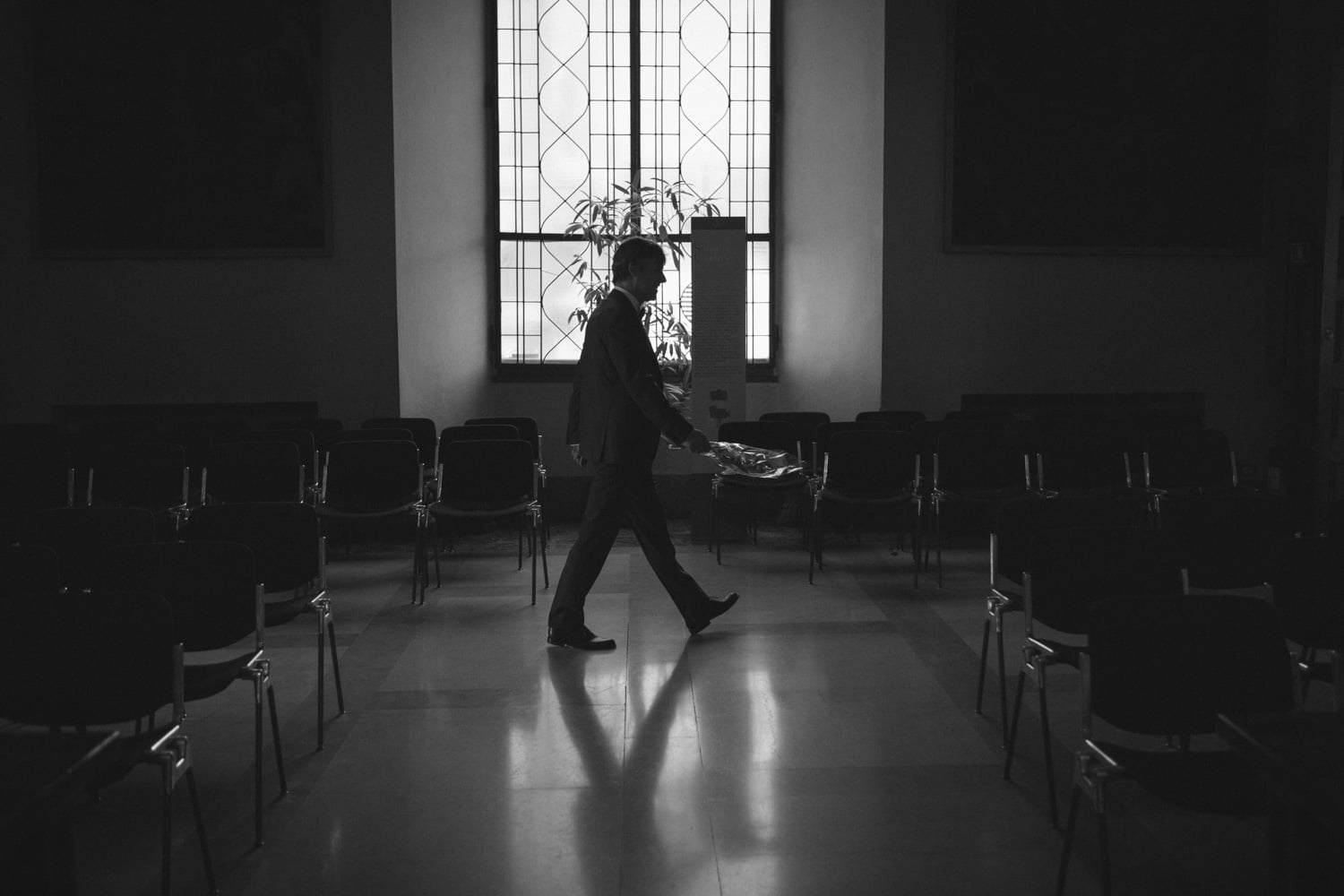 lo sposo cammina per i corridoi del palazzo del comune di cremona