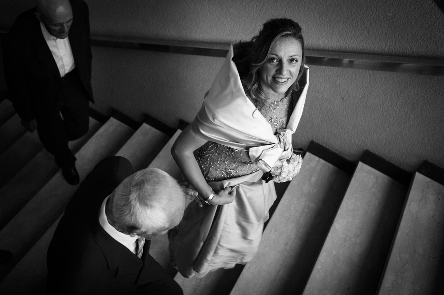 la sposa sale le scale del comune di Castelleone
