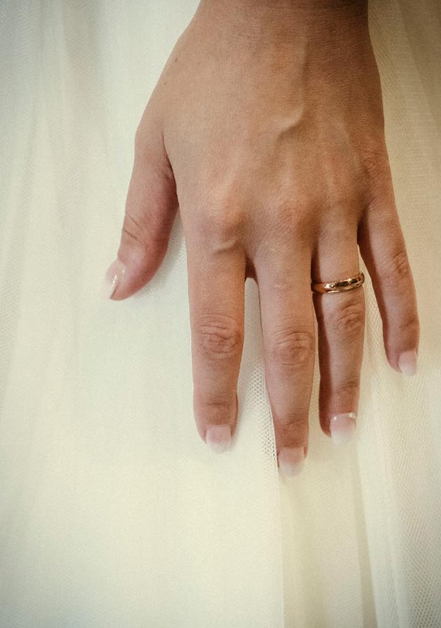 dettaglio della mano della sposa con l'anello di matrimonio